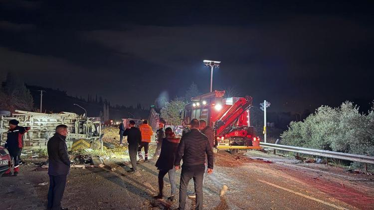 İzmirde 6 araç zincirleme kazaya karıştı: 2 ölü, 7 yaralı