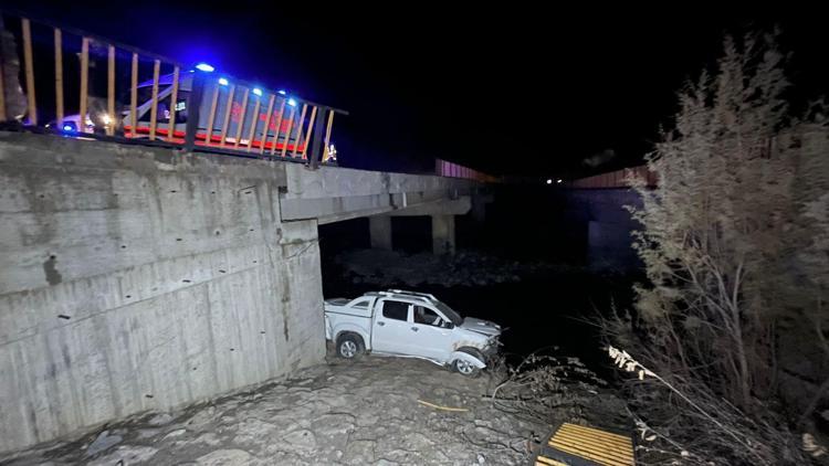 Hakkaride 15 metre yükseklikteki köprüden Zap Suyuna uçan kamyonette 4 kişi yaralandı