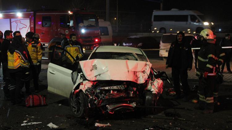 Aksarayda yolcu otobüsü ile otomobil çarpıştı: 1 ölü, 1 yaralı