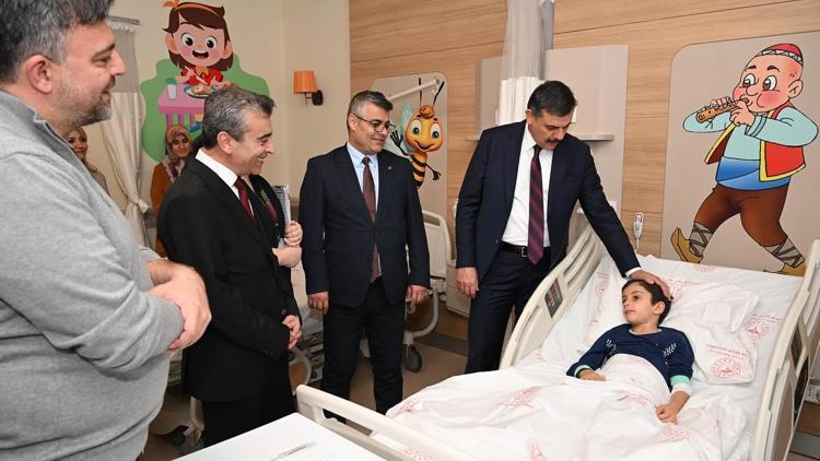 Erzurum Valisi Mustafa Çiftçi, hasta çocukları hediyelerle sevindirdi