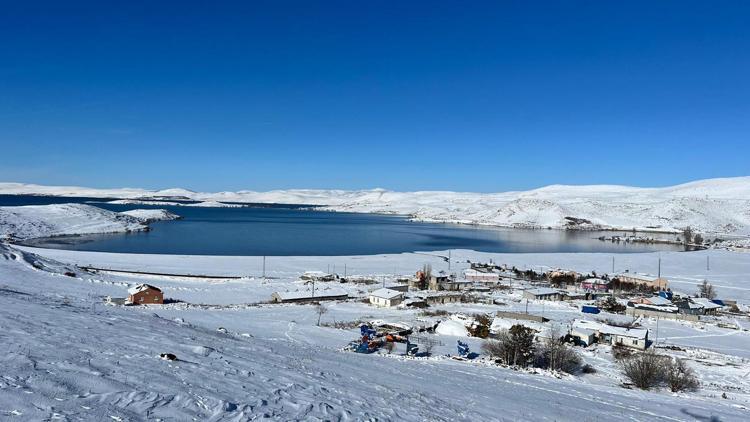 Çıldır Gölüne mevsimin ilk karı düştü; işletmeler sezon hazırlıklarını hızlandırdı