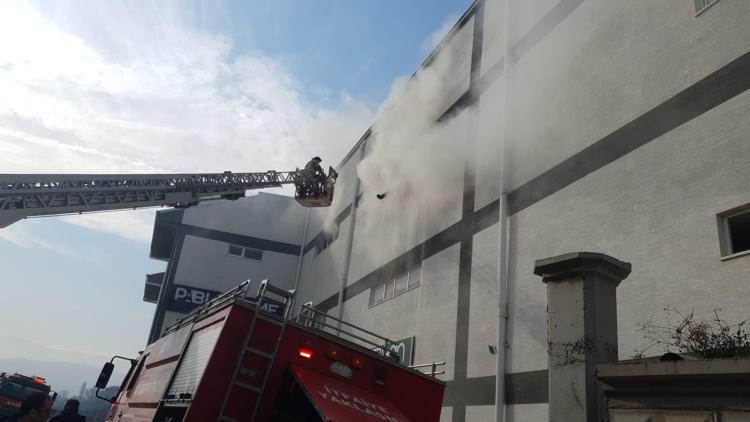 Bursa’da mobilya fabrikasında çıkan yangın ekipler tarafından kısa sürede  söndürüldü