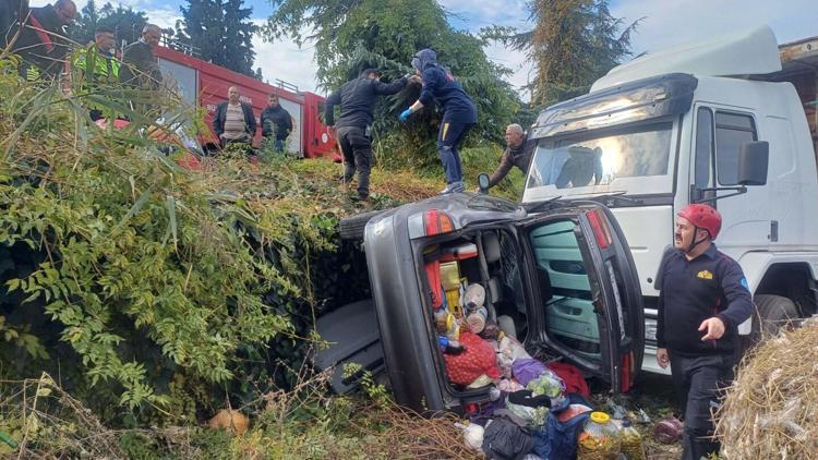 Salihlide otomobil refüjü aşıp, yoldan çıkarak park halindeki kamyona çarptı: 1 yaralı