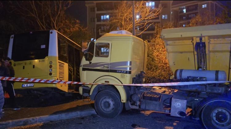 İstanbul-Başakşehirde İETT otobüsü park halindeki hafriyat kamyonuna çarptı: 1 yaralı