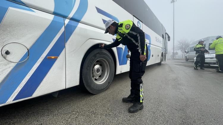 Boluda yolcu otobüslerinde zorunlu kış lastiği denetimi yapıldı