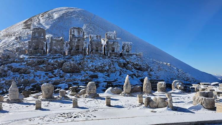 Nemrut Dağı beyaza büründü