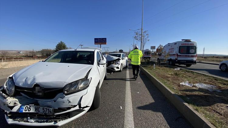 Diyarbakır’da 4 otomobil zincirleme kazaya karıştı: 2’si ağır, 8 yaralı