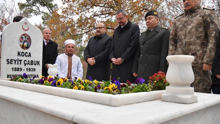 Seyit Onbaşı, mezarı başında anıldı