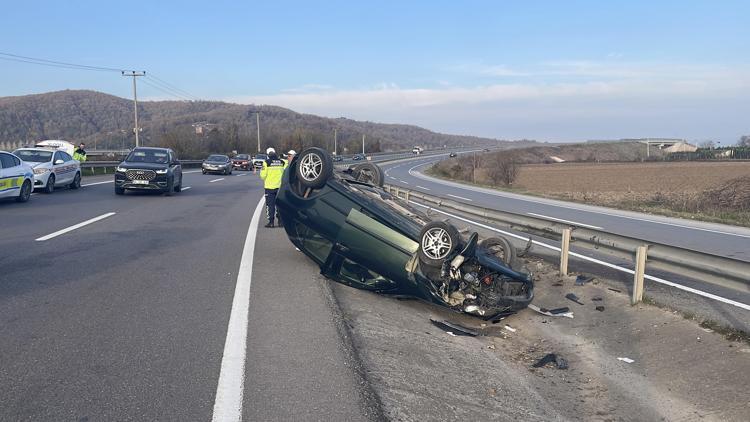 Sakaryada devrilip su kanalına düşen otomobilin sürücüsü yaralandı