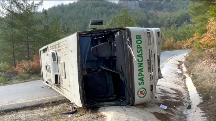 Sakaryada ilkokul öğrencilerinin taşındığı midibüs devrildi: 10 yaralı