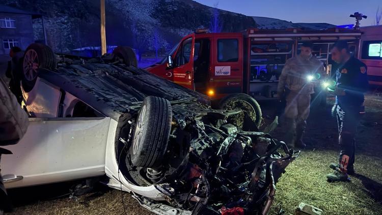 Otomobilde sıkışan yaralı sürücüyü itfaiye ekipleri kurtardı