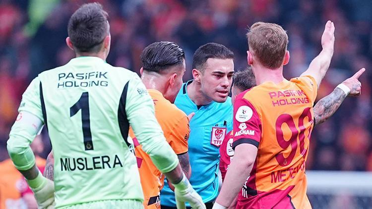 Galatasaray - Eyüpspor maçında penaltı ve kırmızı kart tartışması Muslera çok sinirlendi, hakemin yanına koştu ve...