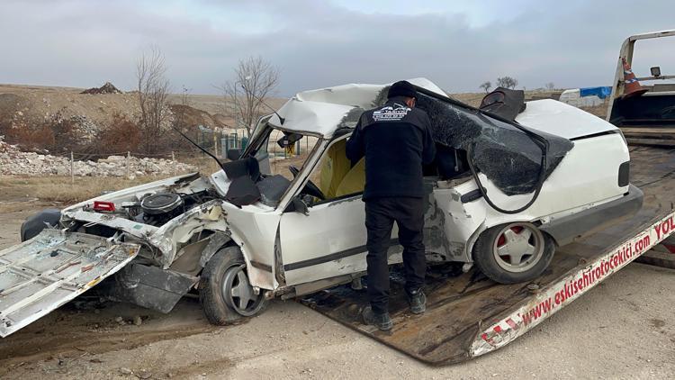 Eskişehirde beton elektrik direği ve evin duvarına çarpan otomobilin sürücüsü öldü