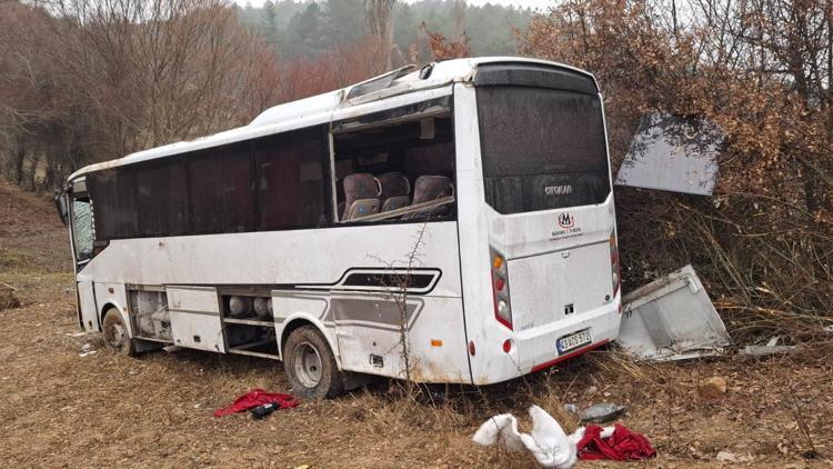 Kütahya’da işçi servisi şarampole devrildi; 1 ölü, 9 yaralı