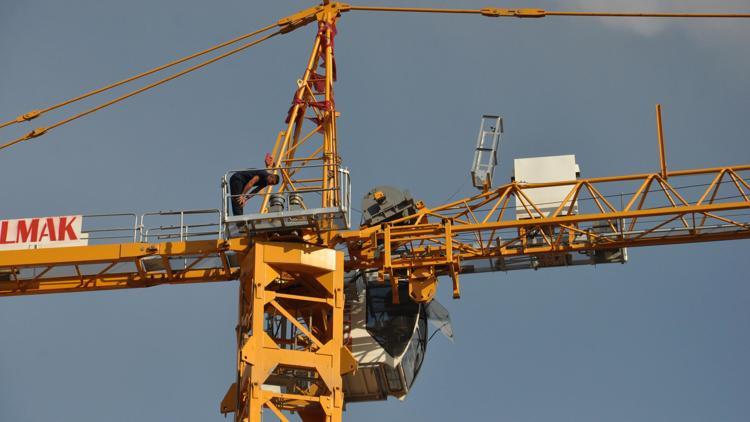 45 metre yüksekteki vinçte oğlunun doğum gününü kutlayıp, namaz kıldı