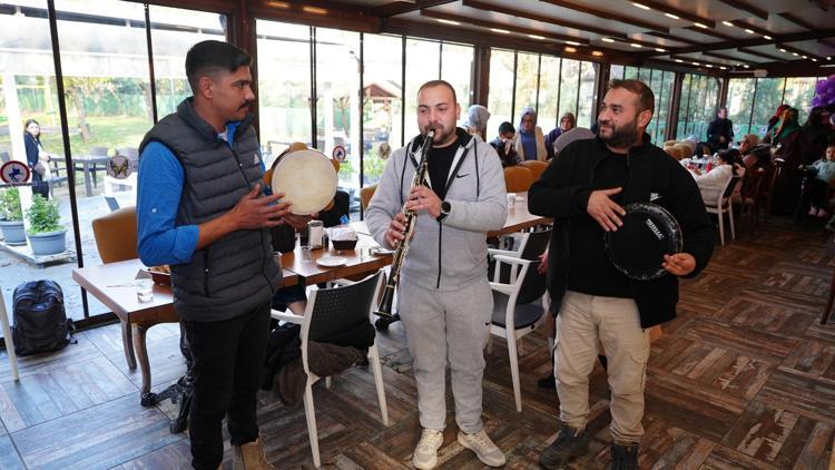 Düzcede engelliler, çalışanları özel bireylerden oluşan kafede günlerini kutladı