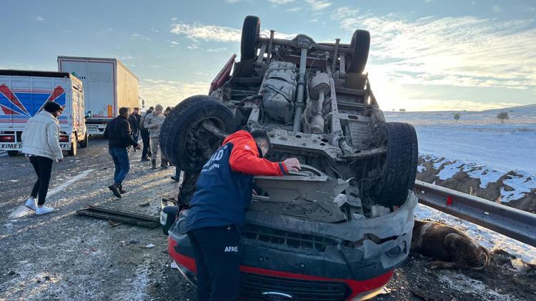 Hayvan yüklü kamyonet ile TIR çapıştı; 3 yaralı