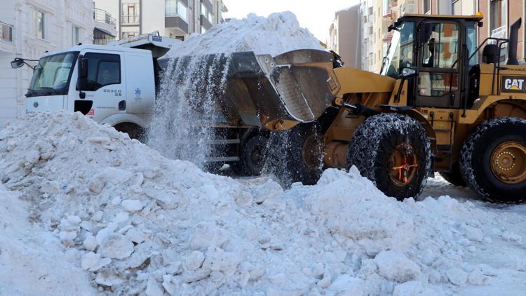 Erzurumda günde 970 kamyon kar, şehir dışına taşınıyor