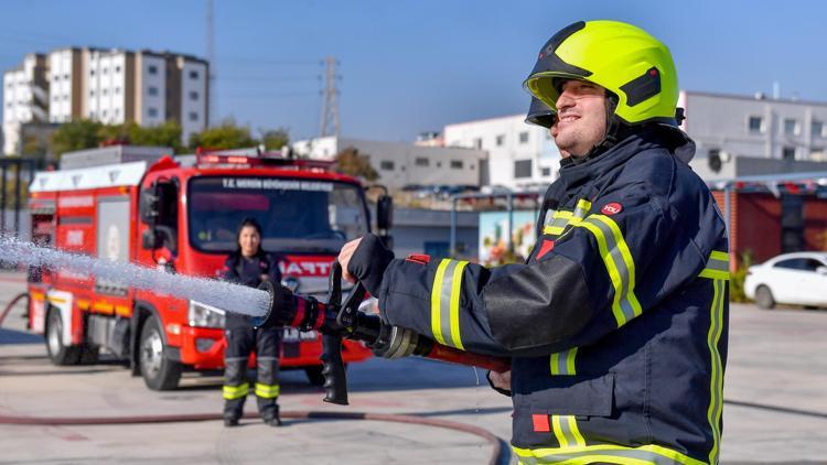 Serebral palsili Durmuş, itfaiye eri oldu yangın söndürdü, kuleye tırmandı