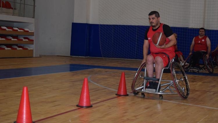 Kaza sonrası engelli kalan mühendis, basketbolla yaşama sarıldı