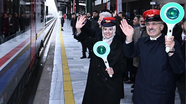 Bakan Uraloğlu duyurdu... Engelleri kaldıran tren yola çıktı