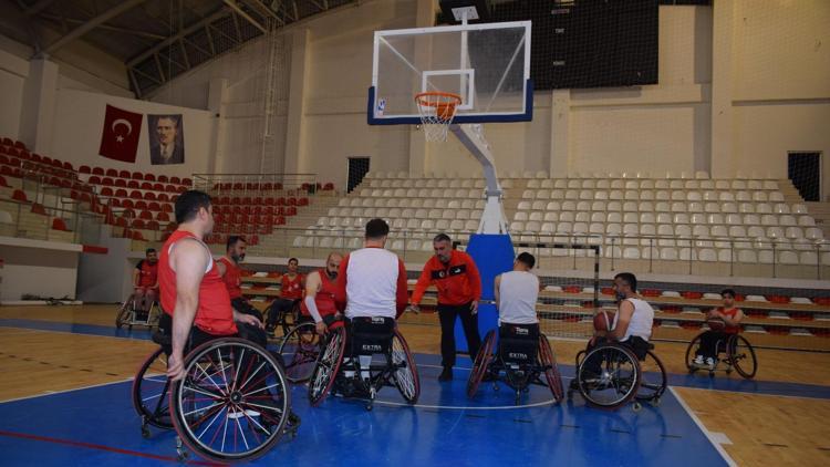 Kaza sonrası engelli kalan mühendis, basketbolla yaşama sarıldı/Ek Fotoğraflar