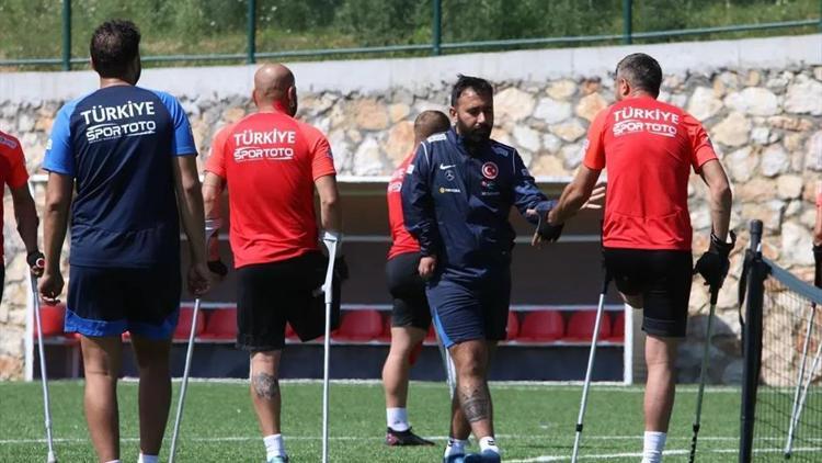 Engelleri ampute futbolla aştı