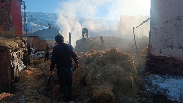 Sivasta çıkan yangında 6 ton balya saman yandı