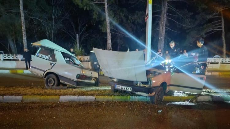 Edirnede aydınlatma direğine çarpıp ikiye bölünen otomobildeki 2 kişi ağır yaralandı