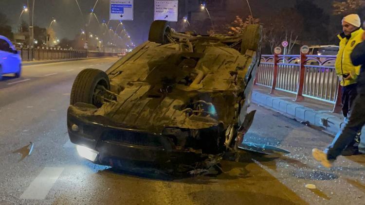 Kayseride bariyerlere çarpıp takla atan otomobilin sürücüsü yaralandı