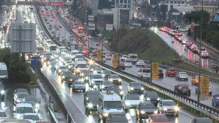 İstanbulda trafik yoğunluğu Sürücüler zorlukla ilerledi