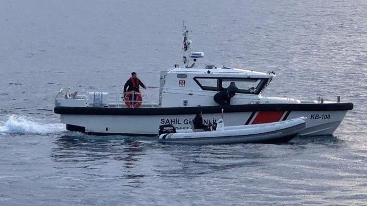 Aydında göçmen kaçakçısı  denizde lastik botta yakalandı