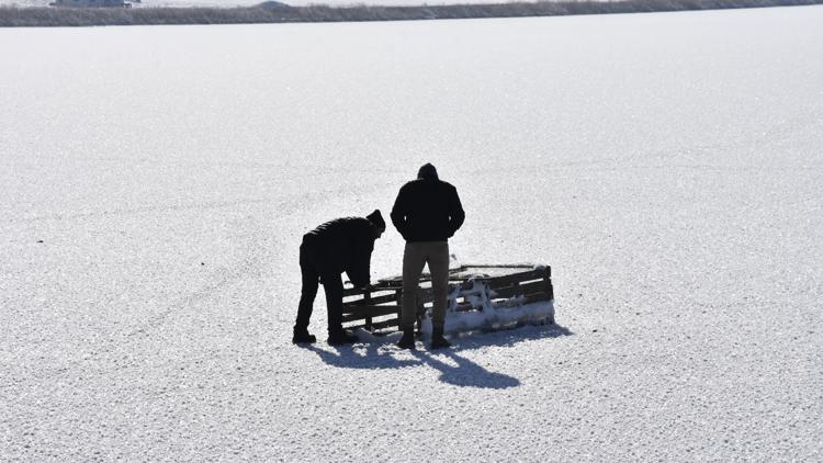 Buz tutan göllerde Eskimo usulü balık avı