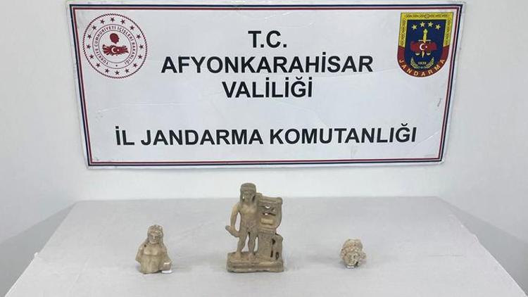 Afyonkarahisarda Roma dönemine ait 3 heykel ele geçirildi