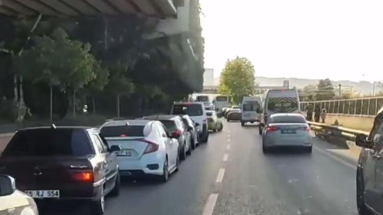 Sürücülerin fermuar yöntemiyle ambulansa yol verme anı kamerada