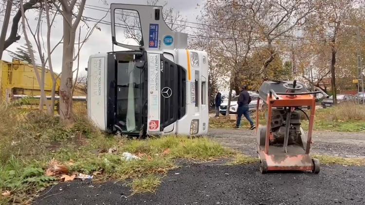 İstanbul - Beylikdüzünde yol çöktü, hafriyat kamyonu çukura düştü