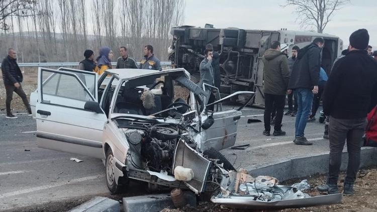 Öğrenci servis midibüsü ile otomobil çarpıştı: 29 yaralı