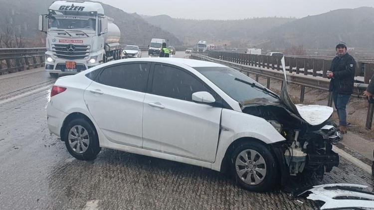 Kırıkkalede iki ayrı trafik kazasında 5 kişi yaralandı