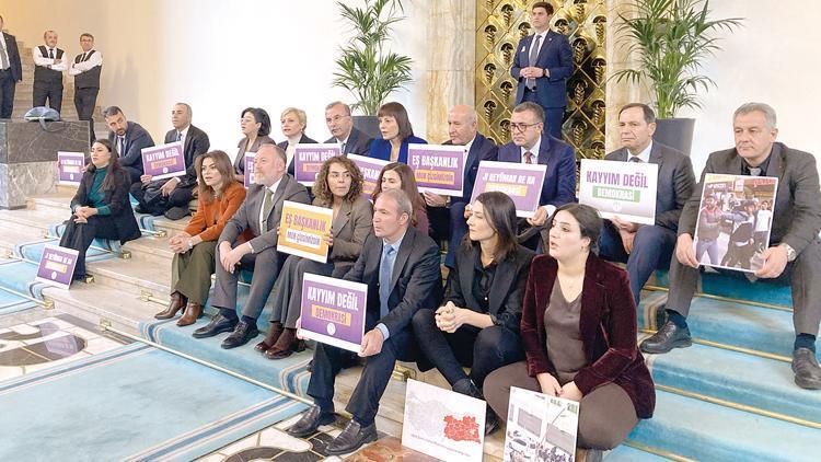 Şeref Holü’nde zılgıtlı protesto