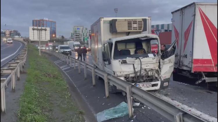 Bağcılar TEM otoyolunda zincirleme trafik kazası; 1 yaralı