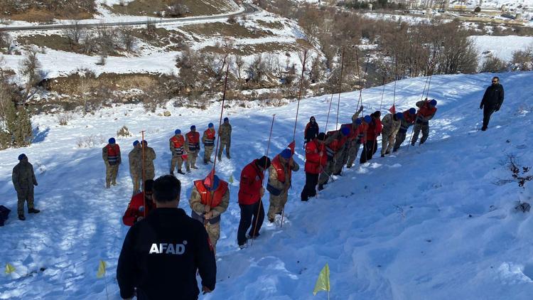 Tunceli’de, jandarma ekiplerine çığ eğitimi