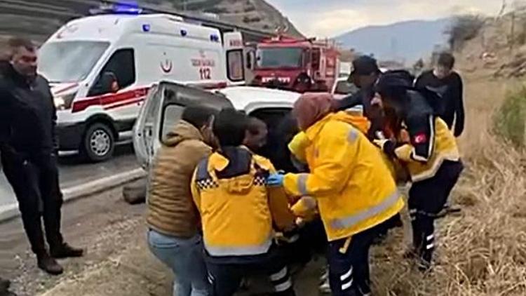 Hafif ticari araç ile TIR çarpıştı; 1 ölü, 3 yaralı