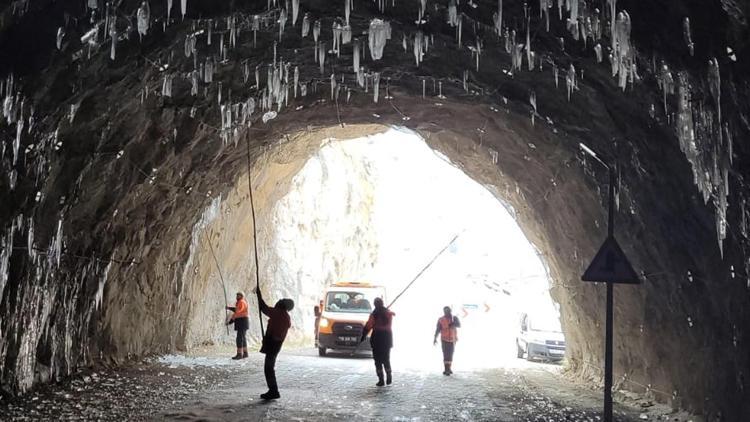 7 kilometrelik taş yoldaki tüneller buz sarkıtlarıyla doldu