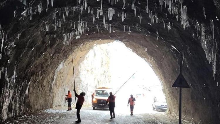 Erzincanda 7 kilometrelik taş yoldaki tüneller buz sarkıtlarıyla doldu Sular dondu, yaşam şartları çok zor