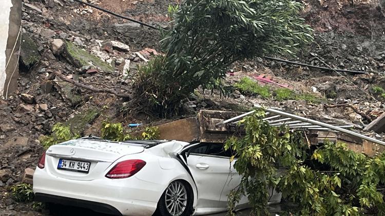 Bodrumda istinat duvarı çöktü, park halindeki otomobil ile 1 ev zarar gördü