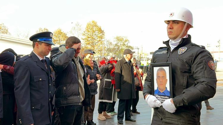 Hayatını kaybeden polis babaya, oğlundan selamlı uğurlama