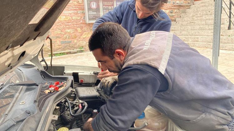 Girdiği aracın motorunda sıkışan yavru kedi, Yıldırım Belediyesi ekiplerince kurtarıldı