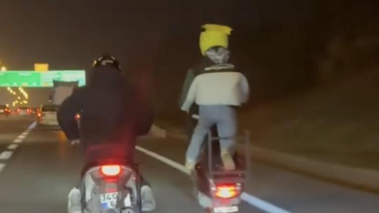 İstanbul- Ümraniyede motosikletlilerin tek tekerlek üzerinde tehlikeli yolculuğu