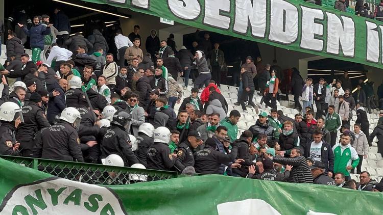 Sahaya girmek isteyen Konyaspor taraftarına polis müdahale etti