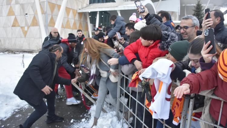 Galatasaray Sivasta; taraftar az kalsın Osimheni sakatlıyordu